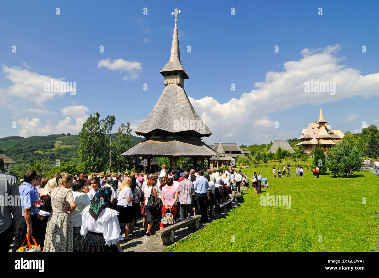 Chiesa di legno, visitatori, Barsana Monastero, Maramures, Romania Foto Stock