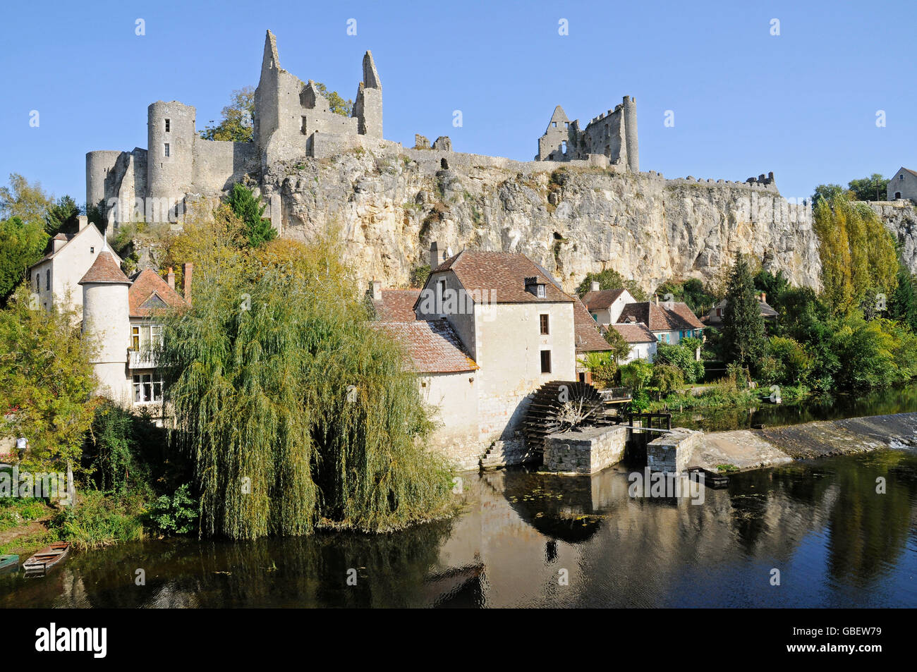 Castle Rock e il mulino ad acqua, fiume Anglin, angoli sur l'Anglin, Poitiers, Vienne, Poitou-Charentes, Francia Foto Stock