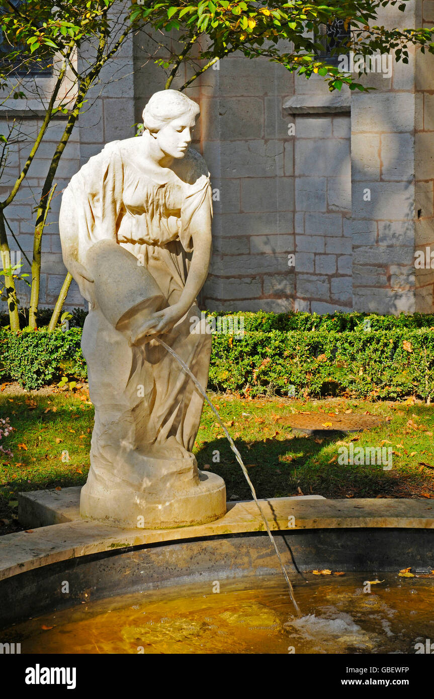 Fontana figura, Notre Dame de Semur-en-Auxois, chiesa, Semur-en-Auxois, Dijon, Departement Cote d'Or, Borgogna, Francia / Burgund y Foto Stock