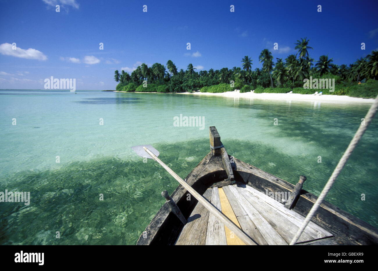 Una spiaggia con il paesaggio marino dell'isola e atollo delle Isole delle Maldive nell'oceano indiano. Foto Stock