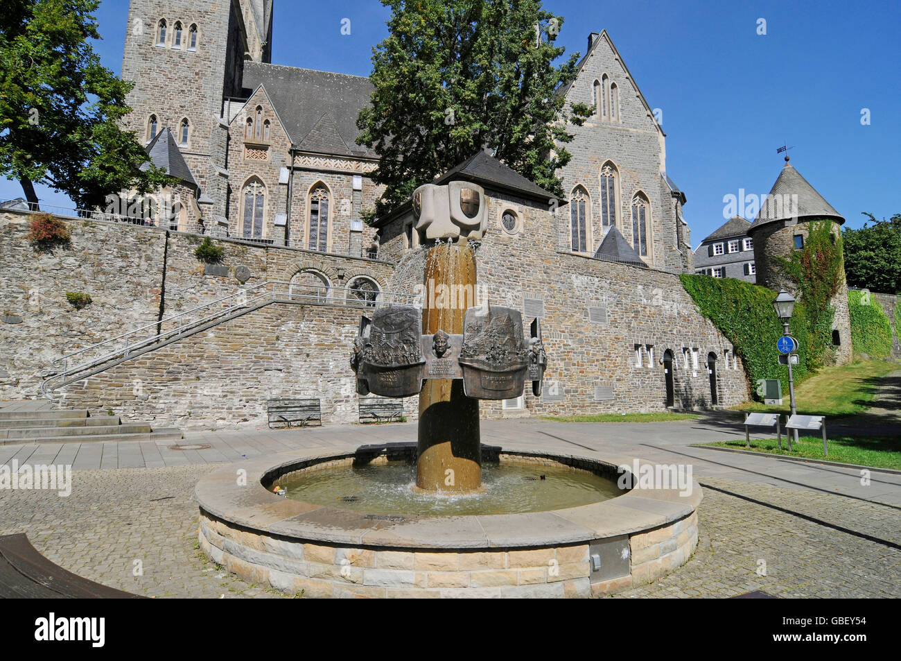 Fontana di storia locale, St Martinus, chiesa parrocchiale, Olpe, Ebbegebirge nature park Sauerland regione Renania settentrionale-Vestfalia, Germania Foto Stock