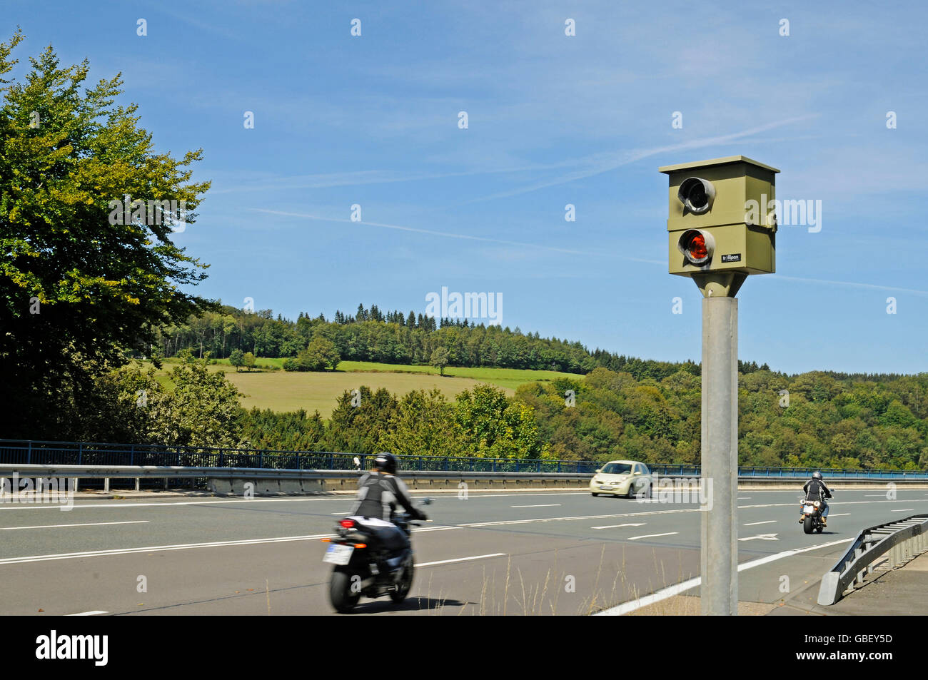 Autovelox, sistema di flash, limite di velocità di esecuzione, sorveglianza, Olpe, Ebbegebirge nature park Sauerland regione Renania settentrionale-Vestfalia, Germania Foto Stock