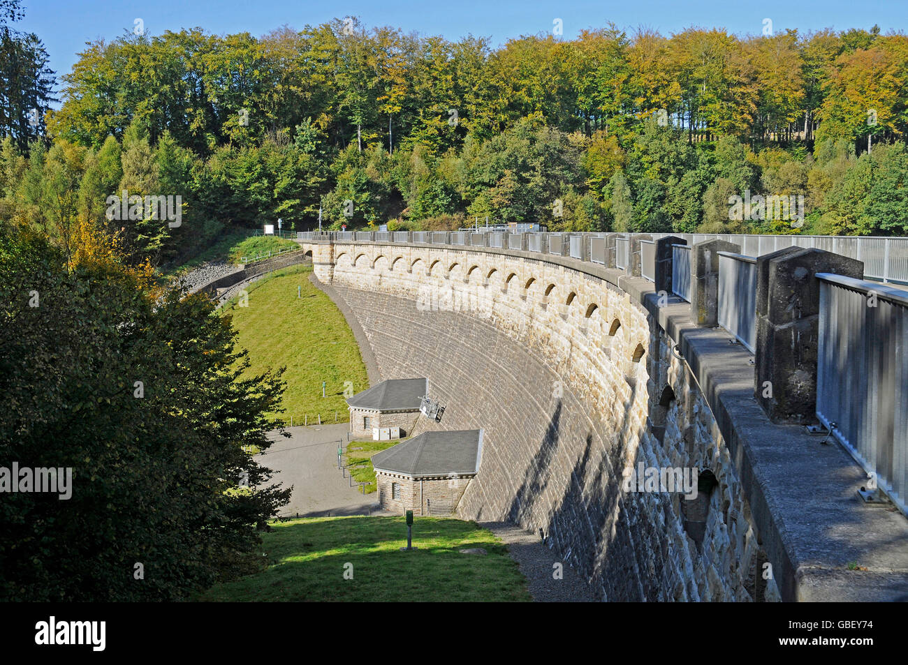 Serbatoio Lingesetalsperre, Marienheide, Bergisches Land, Renania settentrionale-Vestfalia, Germania / Lingese lago, parete di ritegno, dam Foto Stock