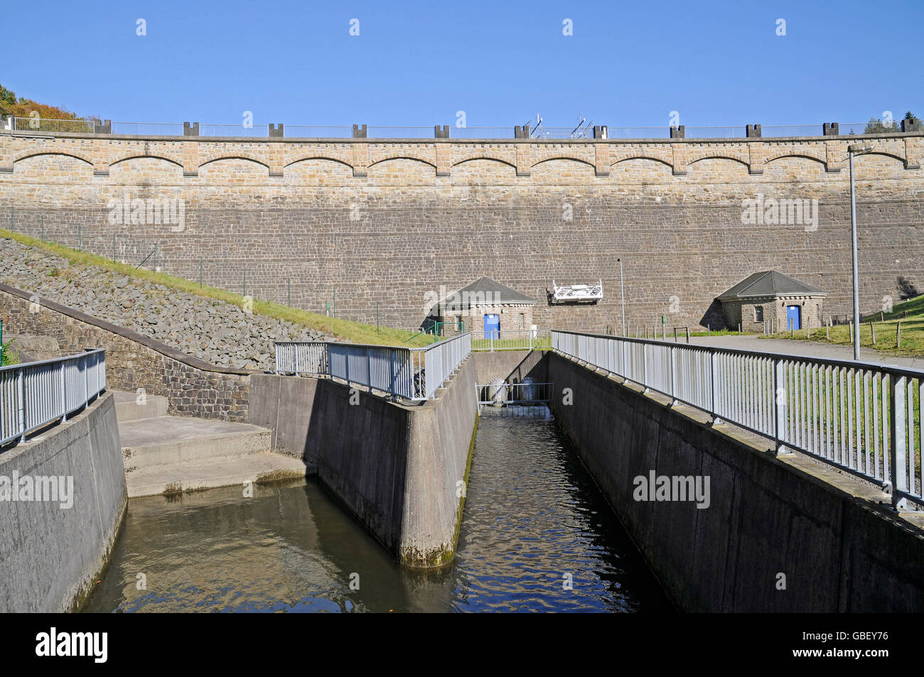 Serbatoio Lingesetalsperre, Marienheide, Bergisches Land, Renania settentrionale-Vestfalia, Germania / Lingese lago, parete di ritegno, dam Foto Stock
