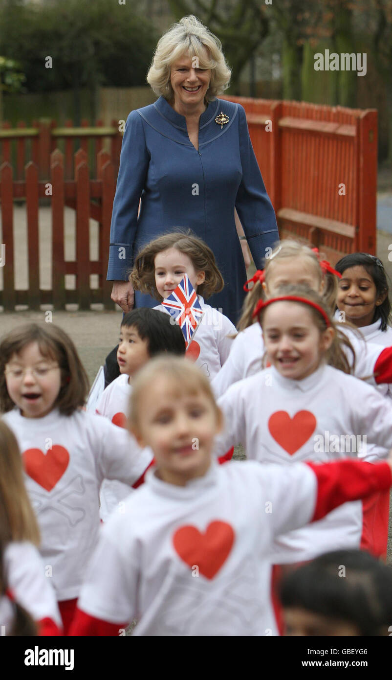 La duchessa di Cornovaglia parla con gli allievi della Royal School di Hampstead, Londra, per incontrare il personale e gli allievi che prendono parte ad una 'Grande passeggiata delle ossa' per raccogliere fondi per la National Osteoporosis Society. Foto Stock