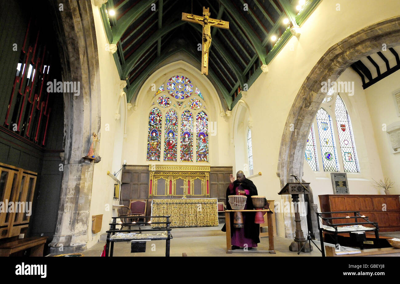 L'arcivescovo di York, il dottor John Sentamu, suona un lamento sulla batteria durante un servizio di preghiera nella chiesa di St Helen a York. Foto Stock