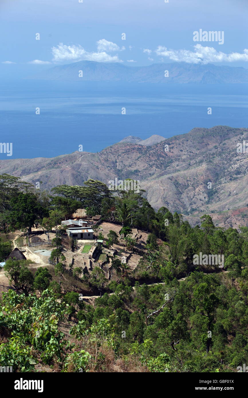 Un villaggio nel paesaggio nei pressi della città di Dili nel sud di Timor orientale in southeastasia. Foto Stock