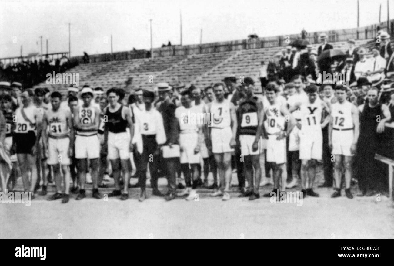 I concorrenti della maratona si allineano all'inizio: (l-r, tutti gli USA tranne dove indicato) medaglia d'oro Thomas Hicks, Fred Lorz, Sydney Hatch, John Lordon, Felix Carvajal de Soto (Cuba), ufficiale, Dimitrios Veloulis (Grecia), Albert Coray (Francia), Frank Pierce, Samuel Mellor, Edward Carr, Arthur Newton, sconosciuto Foto Stock