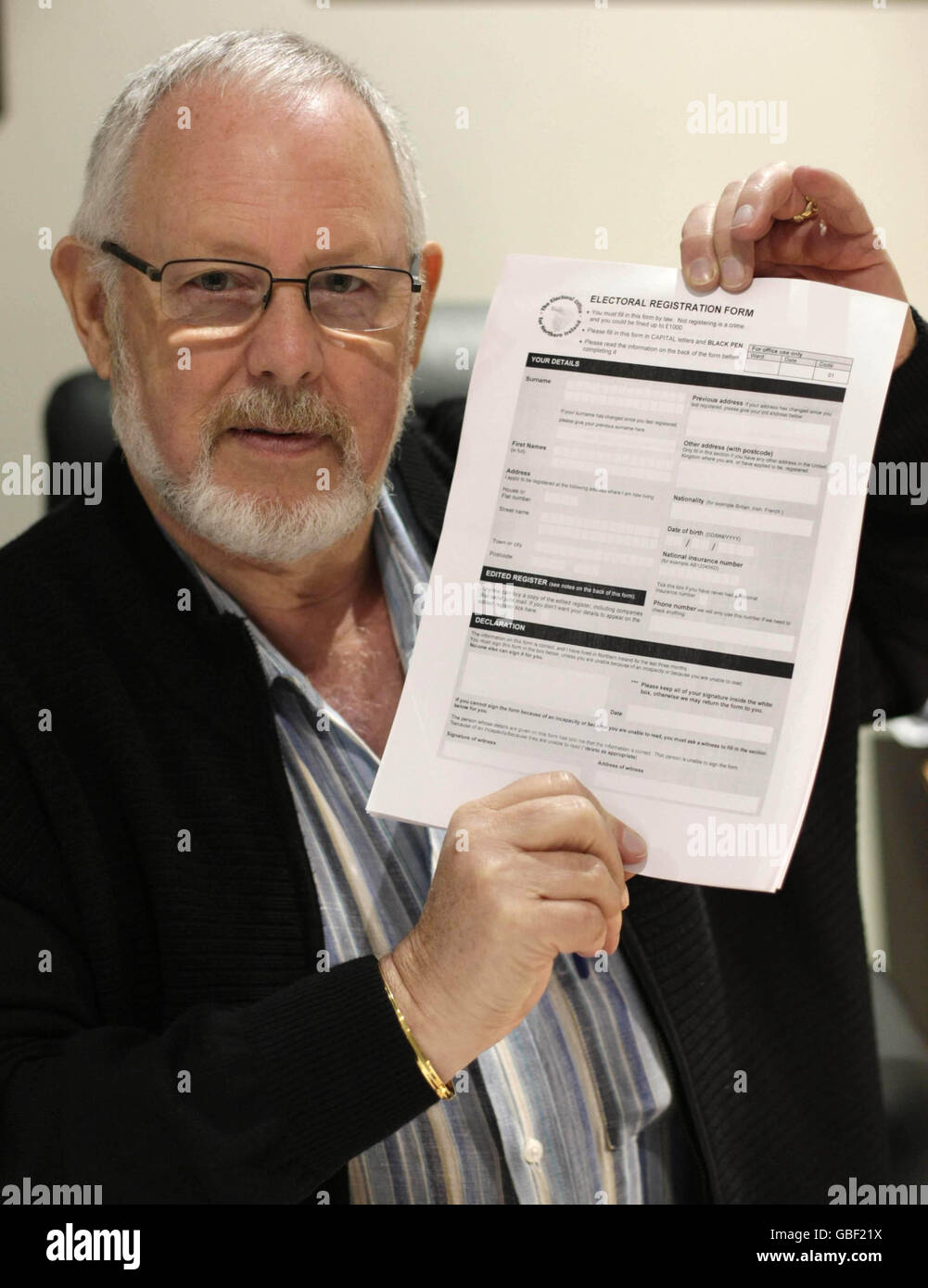 Ian Withers, 68, da Steeple Road, Antrim, dopo che è stato multato un centesimo e lasciato con un record penale per il rifiuto di dare il suo numero di assicurazione nazionale per il registro elettorale dell'Irlanda del Nord. Foto Stock