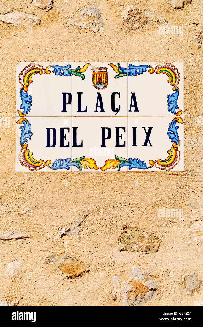 Placa del Peix, Piazza della pace, in catalano, strada segno, piastrelle vecchie, azulejos, Polop Costa Blanca, Alicante, Spagna, Europa Foto Stock