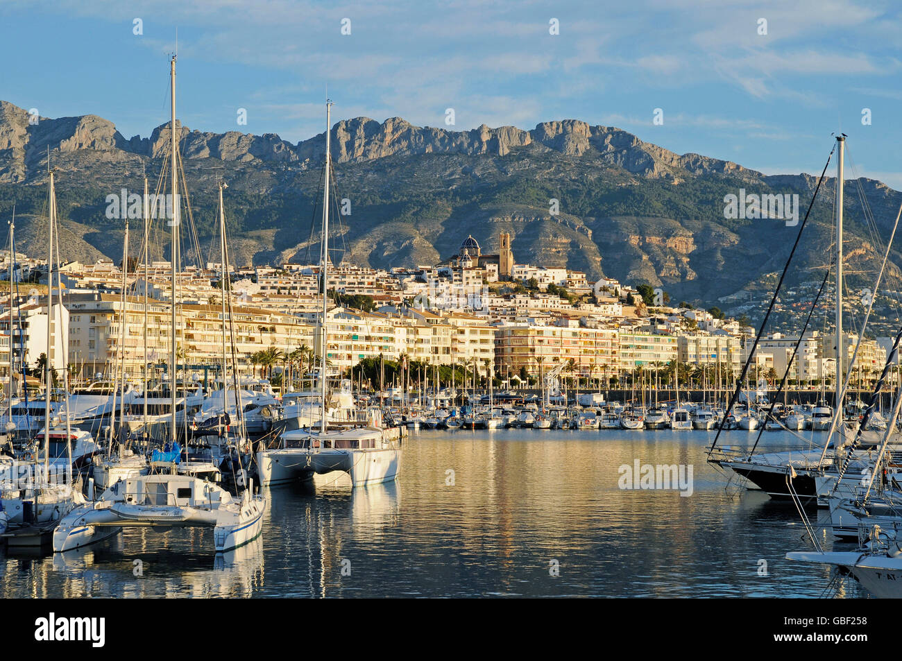 Marina, townscape, la luce del mattino, barche a vela, mare, Altea, Costa Blanca, Provincia di Alicante, Spagna, Europa Foto Stock