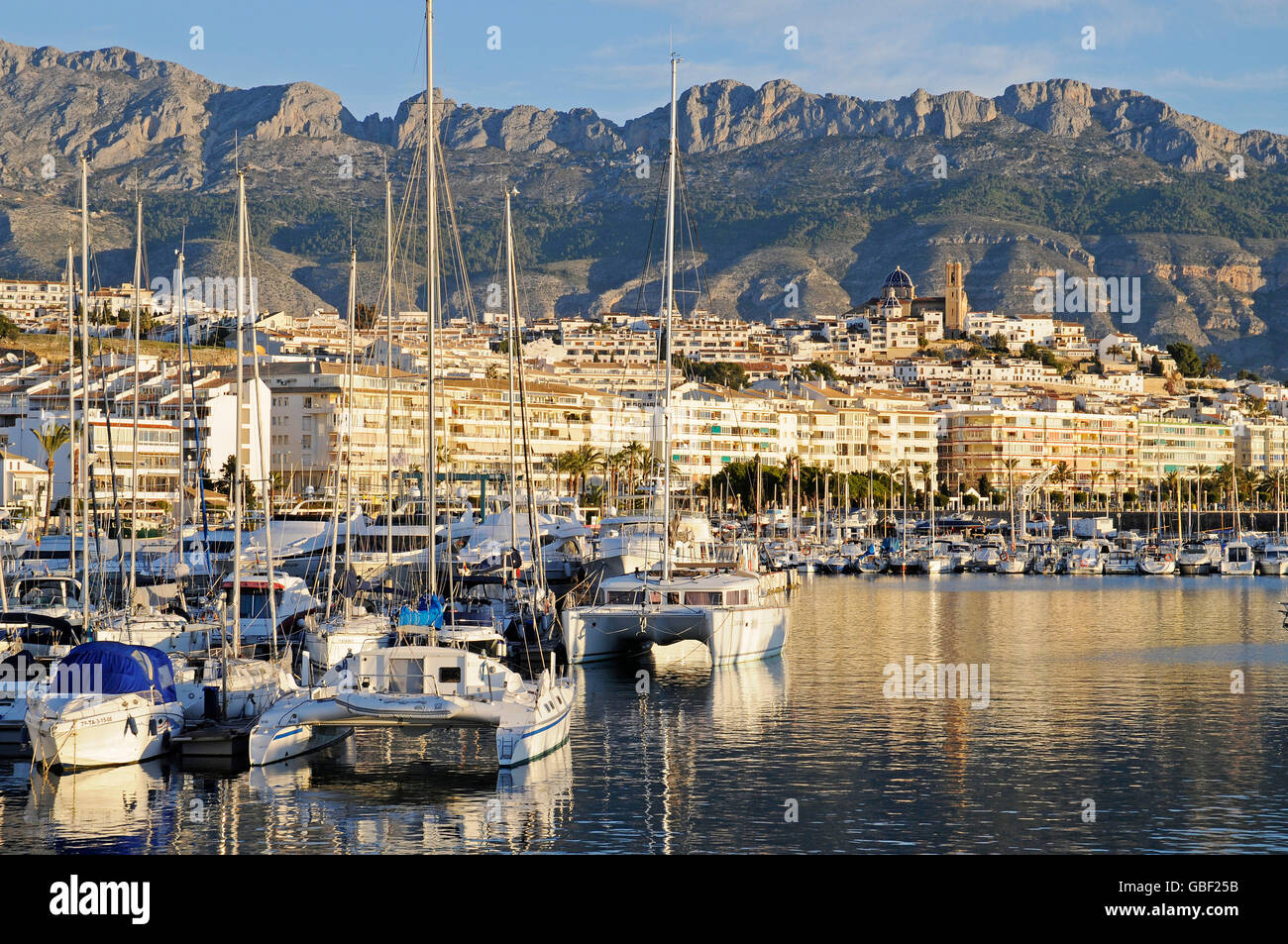 Marina, townscape, la luce del mattino, barche a vela, mare, Altea, Costa Blanca, Provincia di Alicante, Spagna, Europa Foto Stock