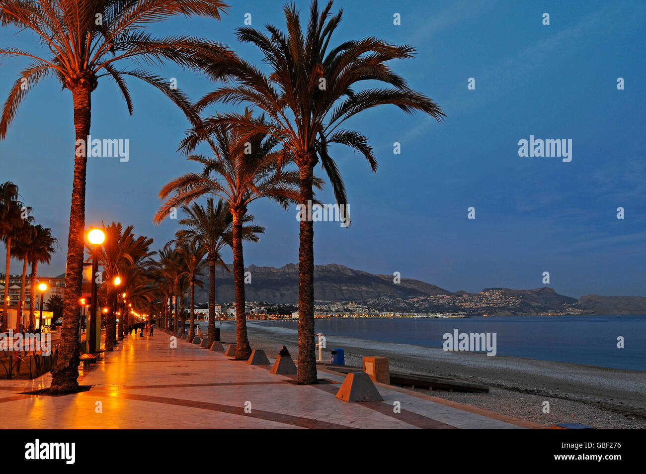 Lungomare, crepuscolo, crepuscolo, Mar Mediterraneo, mare, costa, Albir, Altea sul retro, Costa Blanca, Provincia di Alicante, Spagna, Europa Foto Stock