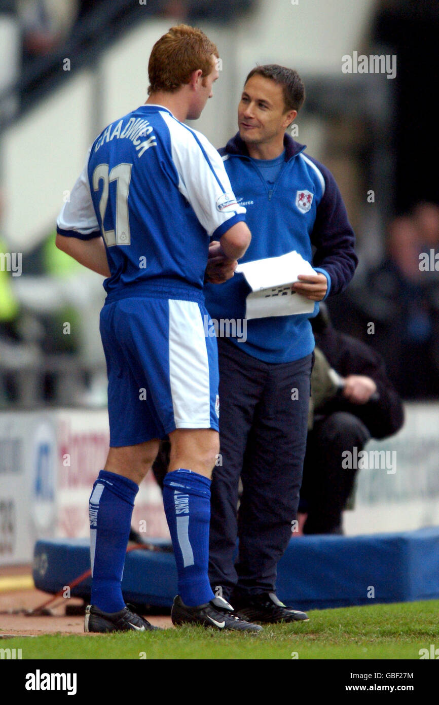 Calcio - Nationwide League Division uno - Derby County / Millwall. Il responsabile di Millwall Dennis Wise (r) parla con Nick Chadwick (l) prima che vada avanti come sostituto Foto Stock