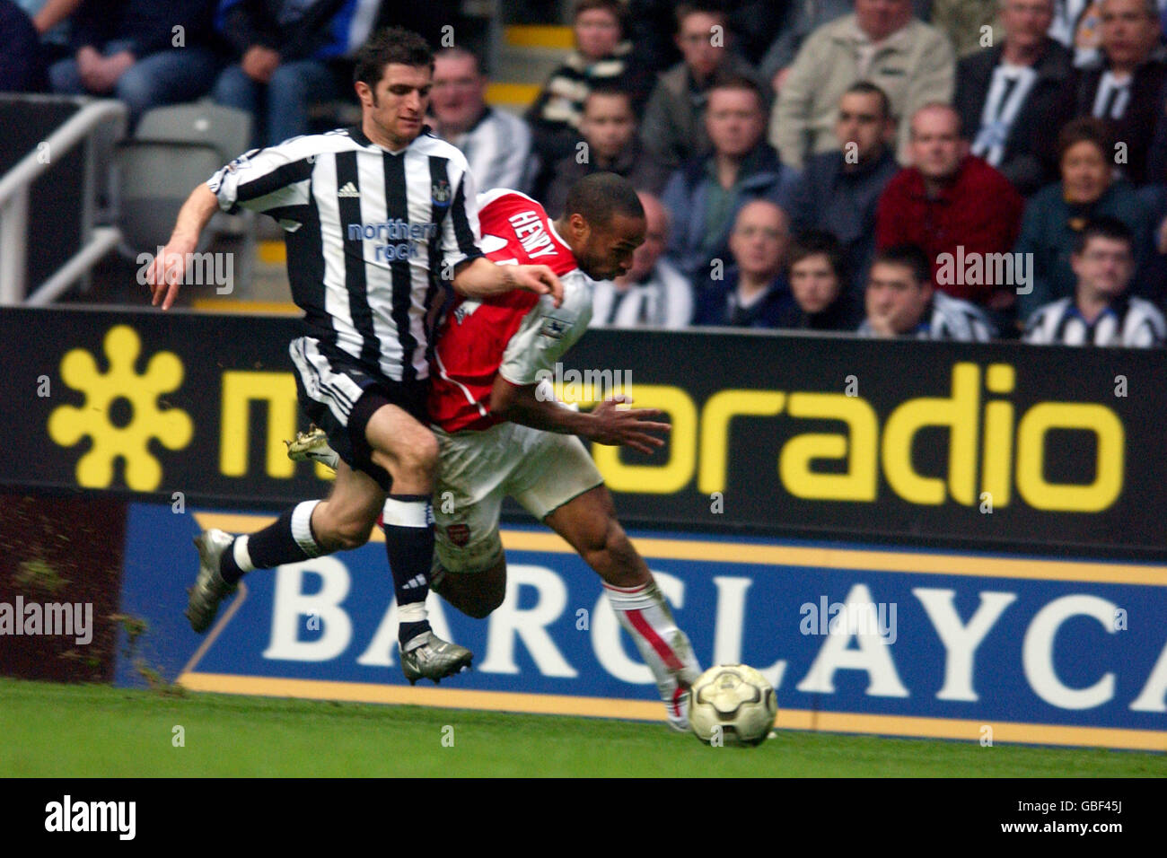 Calcio - fa Barclaycard Premiership - Newcastle United v Arsenal. Aaron Hughes di Newcastle United mette da parte Thierry Henry di Arsenal Foto Stock