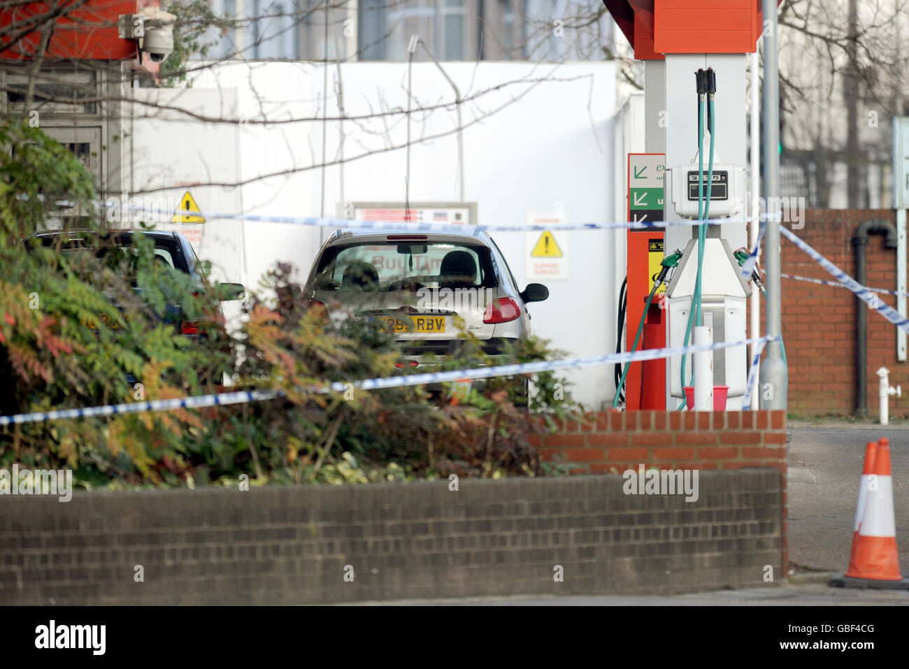 La scena presso la stazione di servizio High Weald sulla Wealdstone High Street nel nord di Londra dopo una fatale pugnalata ieri sera. Foto Stock