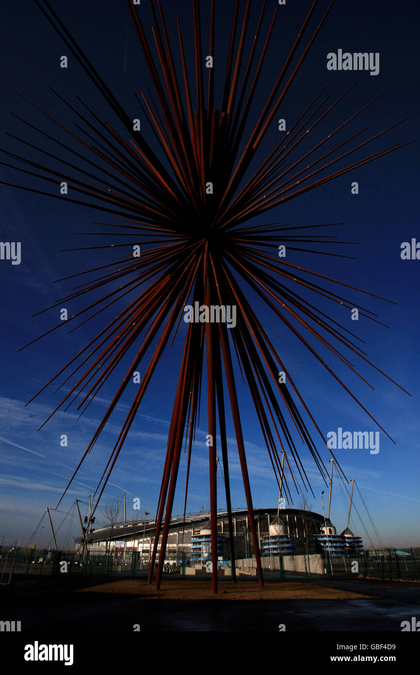 Calcio - Barclays Premier League - Manchester City - City of Manchester Stadium. Statua "B of the BANG" fuori Eastlands, sede del Manchester City Football Club Foto Stock