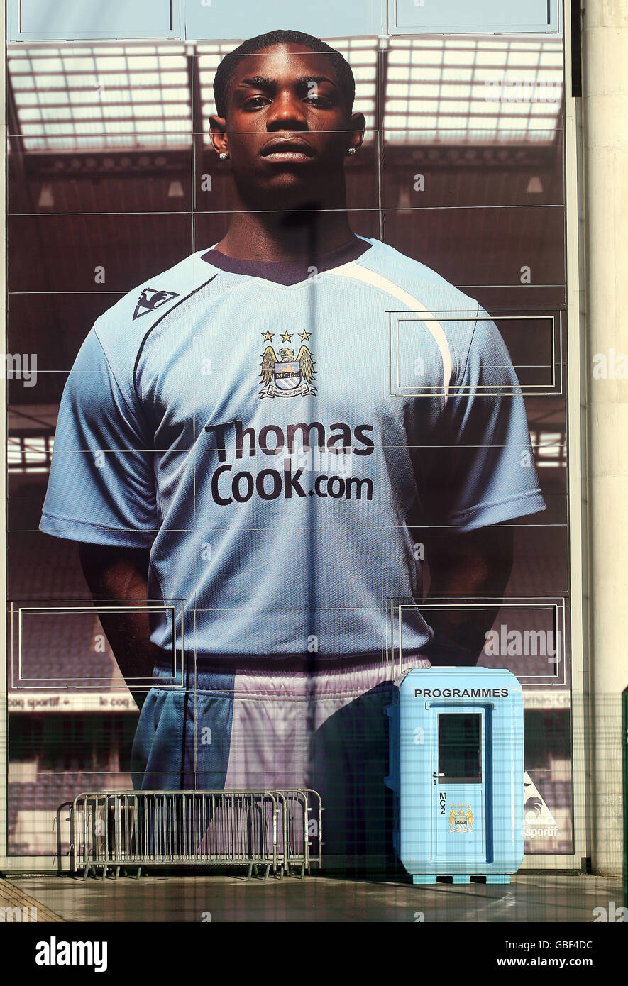 Calcio - Barclays Premier League - Manchester City - City of Manchester Stadium. Poster gigante di Micah Richards fuori Eastlands, sede del Manchester City Football Club Foto Stock