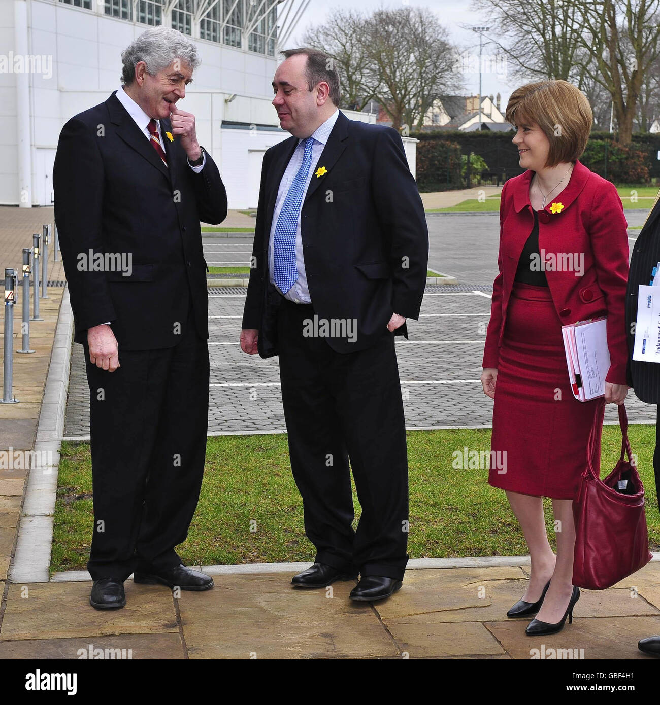 Il primo ministro gallese Rhodri Morgan (a sinistra) saluta il primo ministro scozzese Alex Salmon e il vice primo ministro Nicola Sturgeon alla riunione del consiglio britannico-irlandese nello Stadio Swalec, Cardiff, Galles. Foto Stock