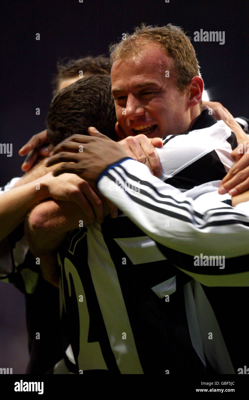 Calcio - Coppa UEFA - Quarter Final - seconda tappa - Newcastle United contro PSV Eindhoven. Alan Shearer (r) di Newcastle United celebra il suo obiettivo con il compagno di squadra Laurent Robert (l) Foto Stock