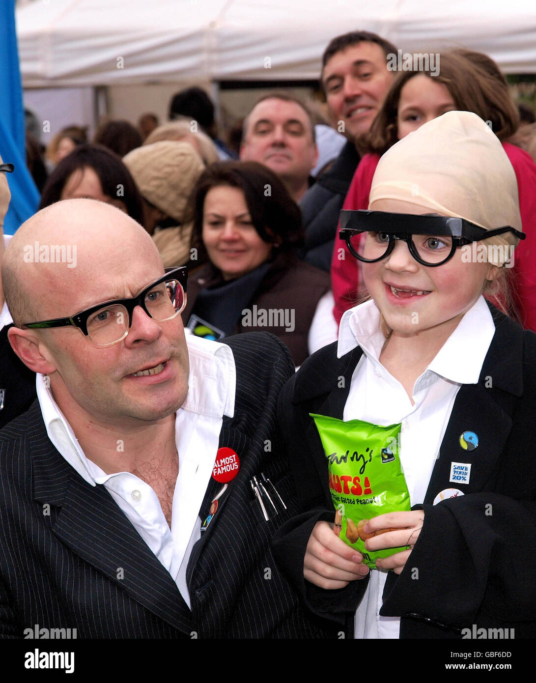 Comico Harry Hill con il vincitore del concorso Harry Hill Look-a-like Isabelle Currie, 8, presso la South Bank di Londra. Foto Stock