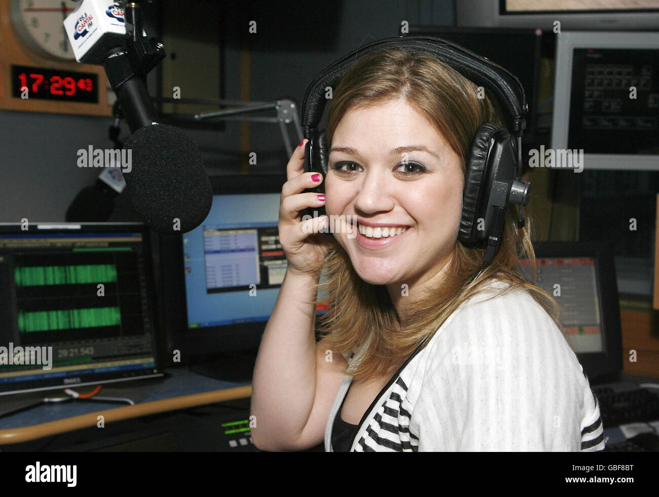 Kelly Clarkson si pone durante un'intervista alla Capital radio, nel centro di Londra. Foto Stock