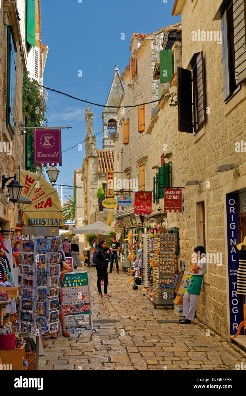 Centro storico vicolo & negozi di souvenir dietro il lungomare di Trogir, Croazia Foto Stock
