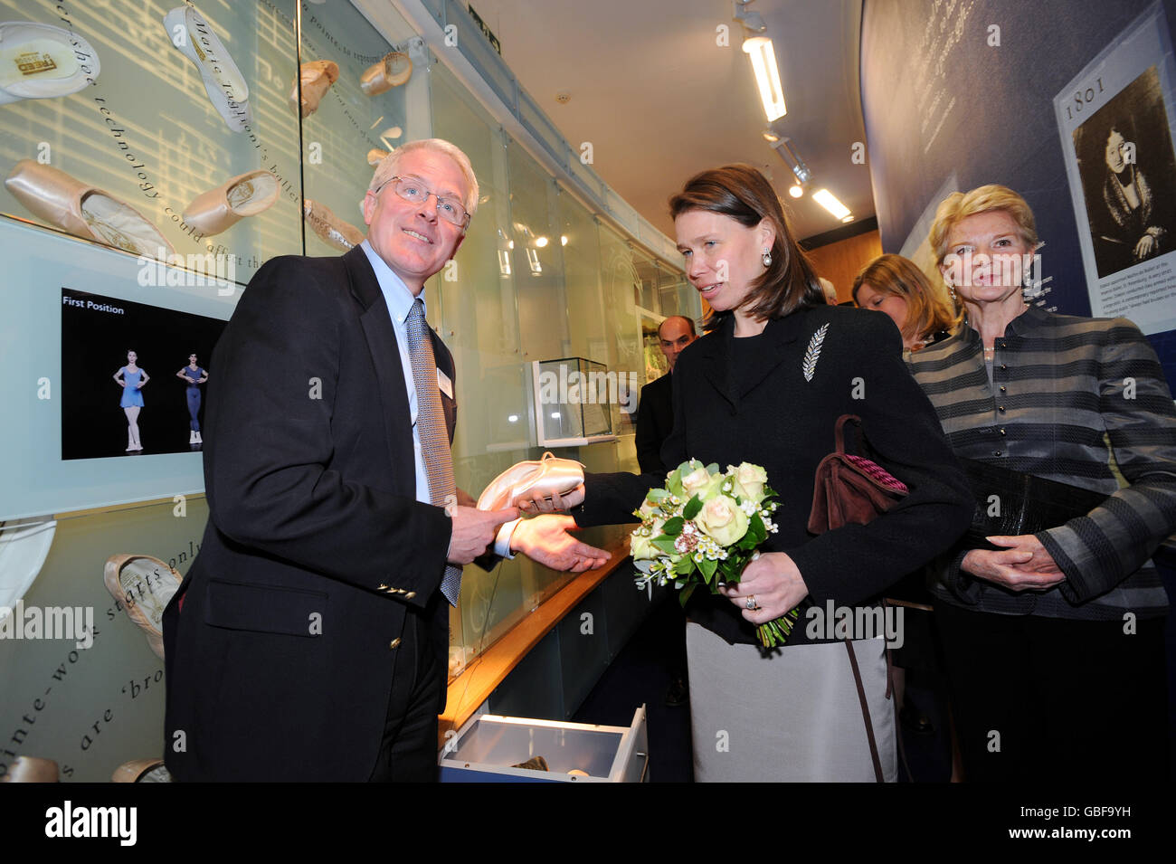 Lady Sarah Chatto, nel suo ruolo di Vice Presidente della Royal Ballet School, con Jay Jolley, a sinistra, che le mostra una mostra che spiega la pompa di balletto e Dame Antionette Sibley, ex Principal Dancer, Si prepara ad aprire il nuovo White Lodge Museum and Ballet Resource Center a Richmond Park, Surrey, che ha dedicato alla memoria di sua madre, Principessa Margaret, Contessa di Snowdon, presidente della scuola dal 1956 fino alla sua morte nel 2002. Foto Stock