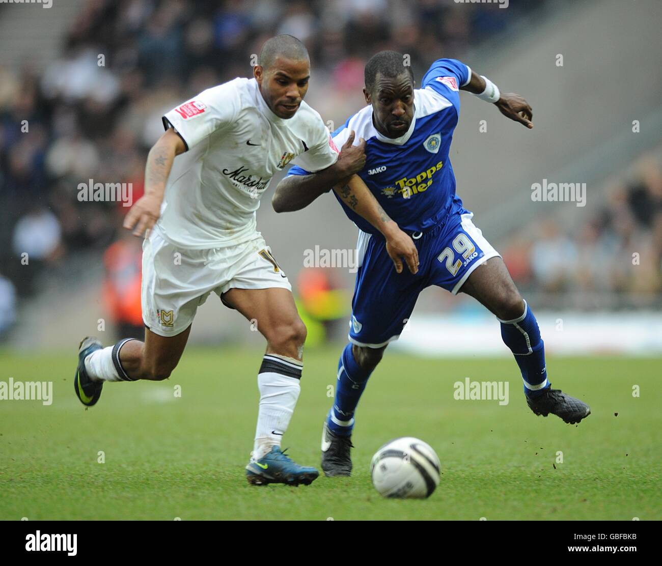 Jason Puncheon di Milton Keynes Dons (a sinistra) e Chris di Leicester City Powell (a destra) battaglia per la palla Foto Stock