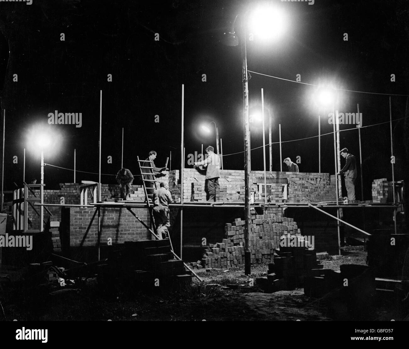 Nonostante la fine del periodo estivo e le giornate di accorciamento, 20 uomini di Wellington, Shropshire, stanno esercitando pressioni su come mai con il loro progetto di auto-aiuto immobiliare. Foto Stock