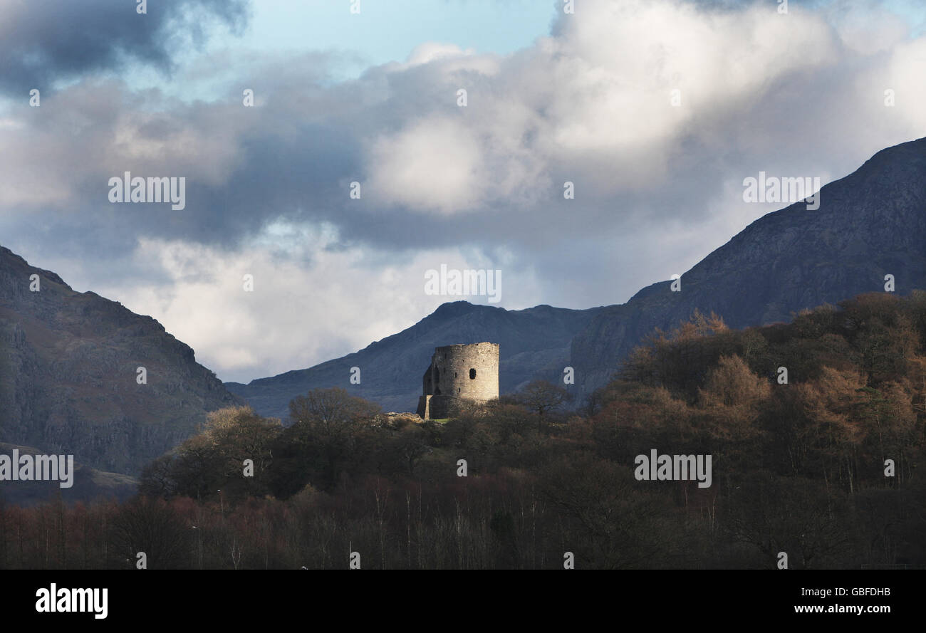 Castello di Dolbadarn, Llanberis costruito da Llewelyn ap Iorwerth qualche tempo prima del 1230 precedente la catena di castelli inglesi costruiti dopo la conquista edoardiana. Dolbadarn controlla l'avvicinamento al Llanberis che passa una strada principale nord-sud attraverso Snowdoina in epoca medievale. Foto Stock