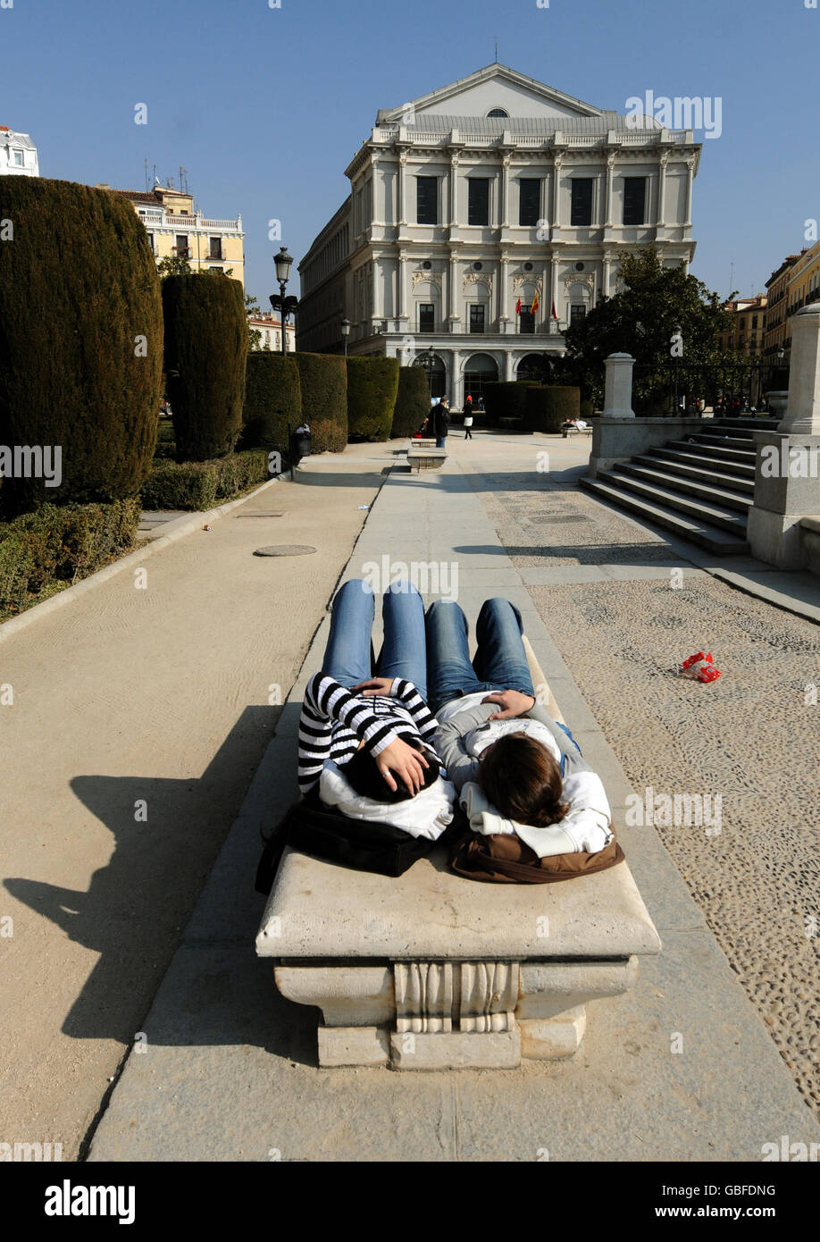 Travel Stock, Madrid, febbraio 2009. Due Signore dormono su una panchina di pietra a Madrid, Spagna Foto Stock