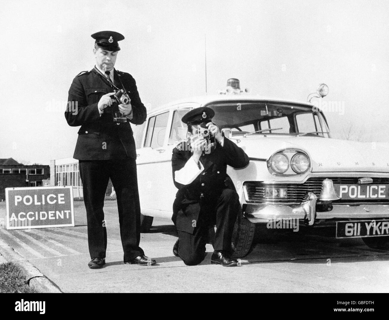 Constables Edgar Williams (a sinistra) e Brian Thomas, entrambi di Maidstone, due dei pattugliatori della polizia della contea di Kent, che sono stati rilasciati telecamere per aumentare l'efficienza in scena di un incidente. Foto Stock