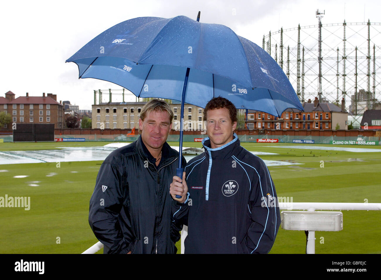 Cricket - totesport National Cricket League - Divisione uno - Surrey contro Hampshire. Il capitano del Surrey Jonathan Batty (r) e il capitano dell'Hampshire Shane Warne (l) aspettano nella speranza che la pioggia si fermi per iniziare il gioco Foto Stock