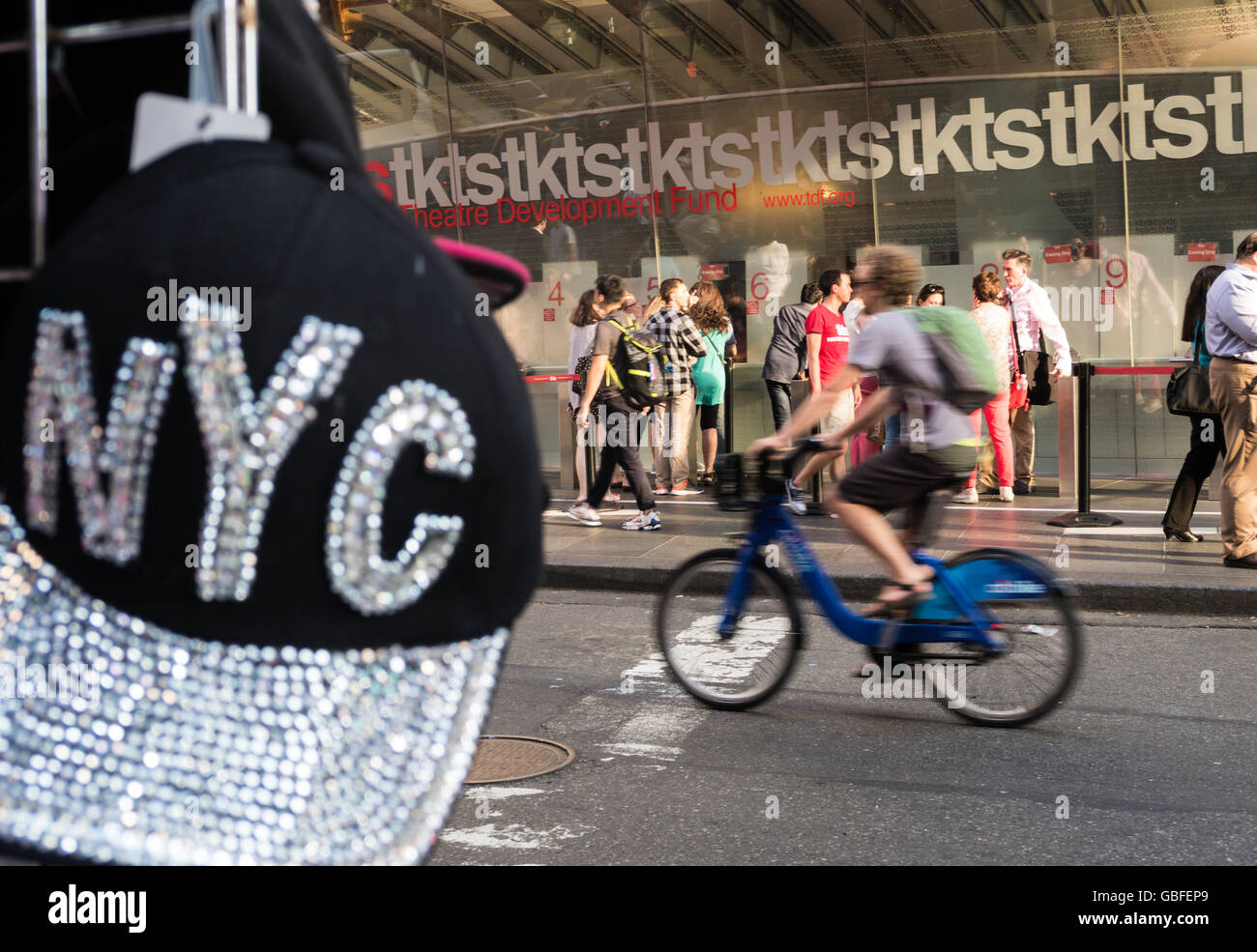 Cappellino NYC di fronte ai biglietti Tkts Discount Broadway, Duffy Square in Times Square, NYC, USA Foto Stock