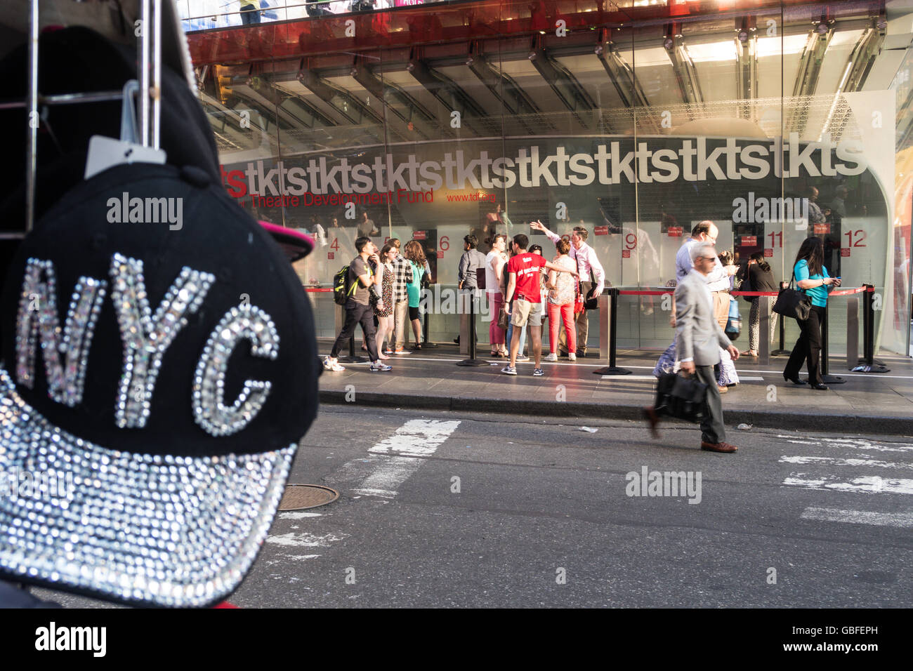 Cappellino NYC di fronte ai biglietti Tkts Discount Broadway, Duffy Square in Times Square, NYC, USA Foto Stock