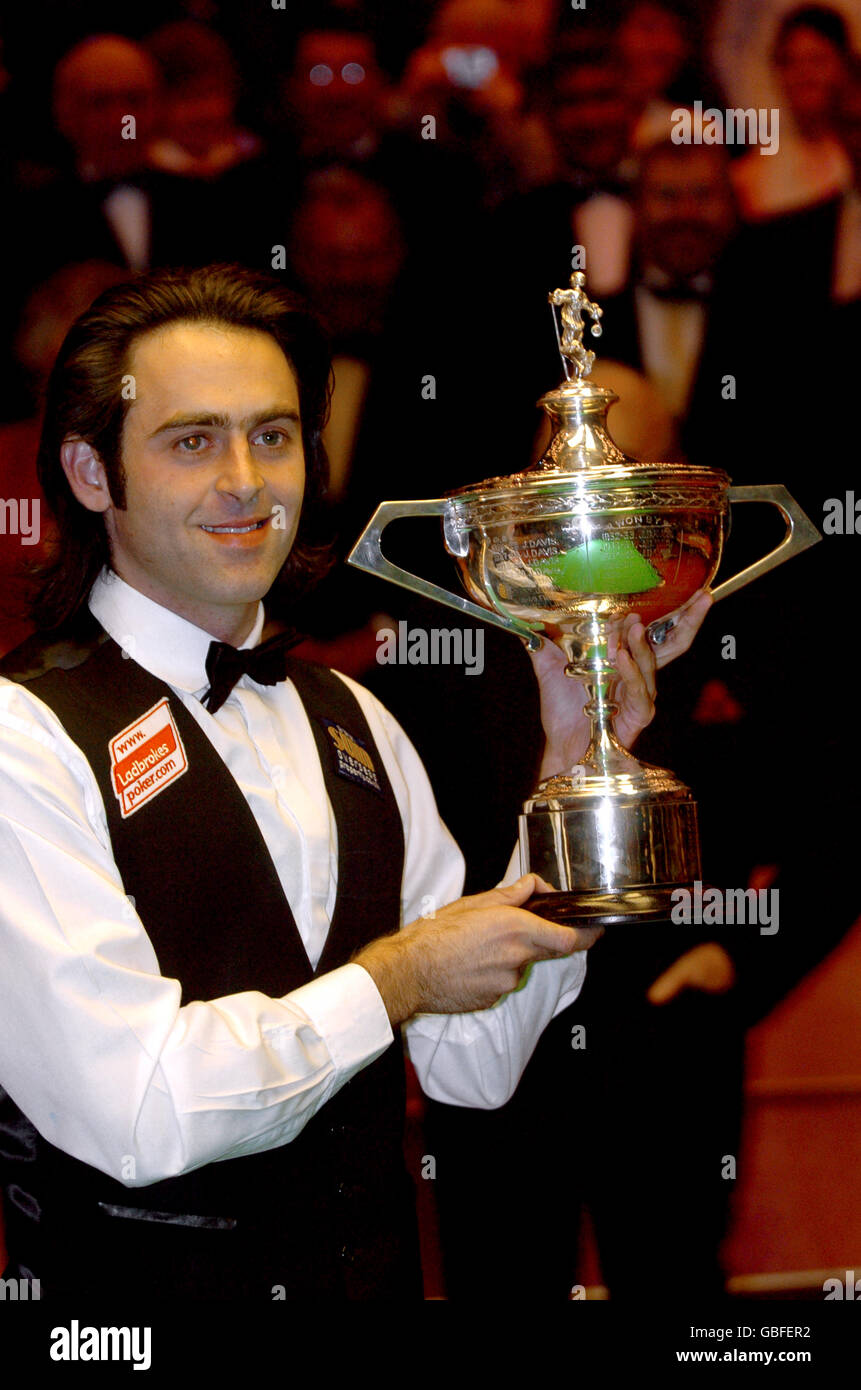 Snooker - Campionato Mondiale Ambasciata 2004 - finale. Ronnie o'Sullivan festeggia con il trofeo Foto Stock