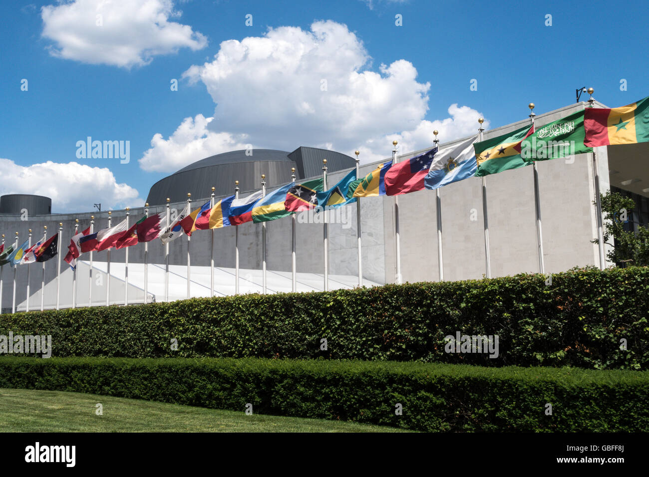 Le bandiere della nazione, il Quartier generale delle Nazioni Unite di New York Foto Stock