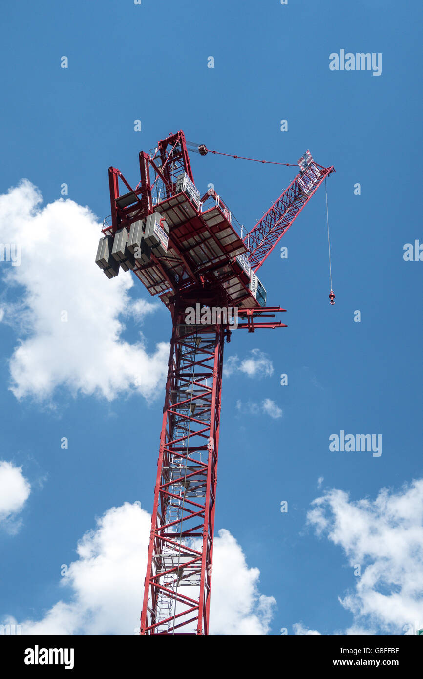 Gru industriali con cielo blu e nuvole, NYC Foto Stock