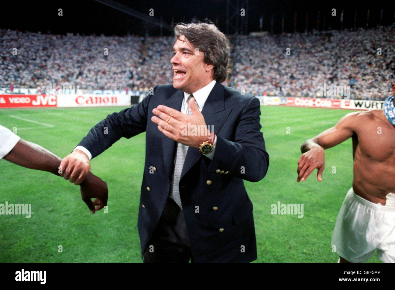 Il presidente dell'Olympique Marseille Bernard Tapie celebra la vittoria  della Coppa Europa Foto stock - Alamy