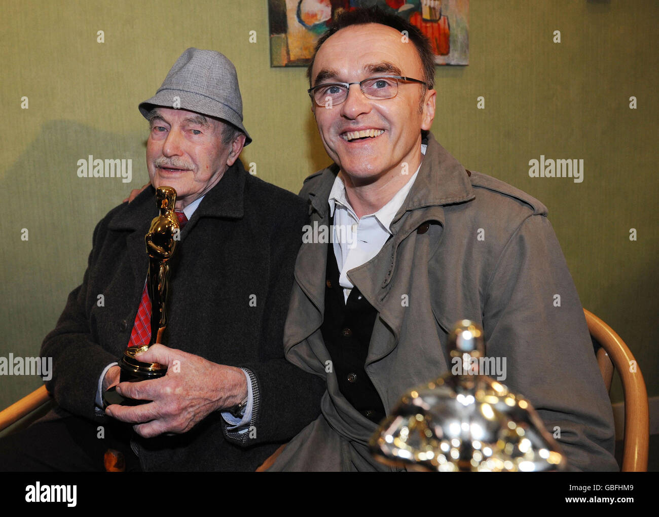 Danny Boyle, il regista vincitore di Oscar, si unisce al padre Frank al St Mary's Catholic Social Club di Radliffe, vicino a Manchester. Foto Stock