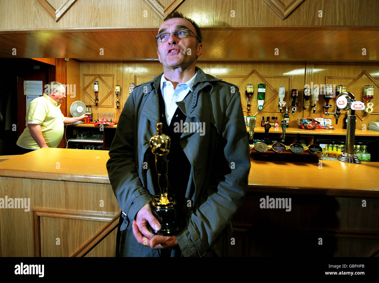Danny Boyle sorride durante una visita al St Mary's Catholic Social Club di Radliffe, vicino a Manchester. Foto Stock