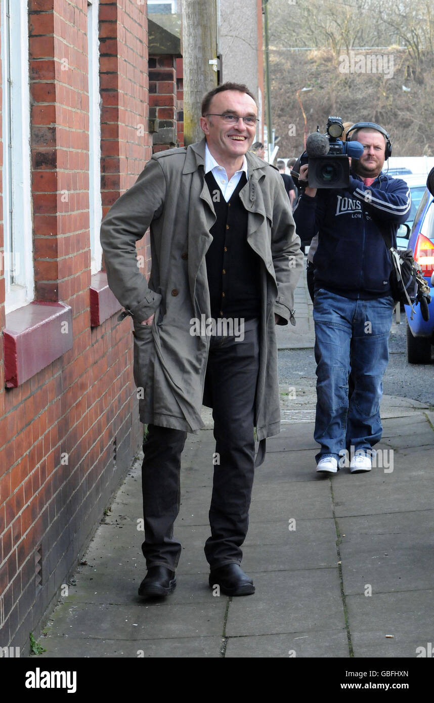 Il regista vincitore dell'Oscar Danny Boyle arriva al St Mary's Catholic Social Club di Radliffe, vicino a Manchester. Foto Stock