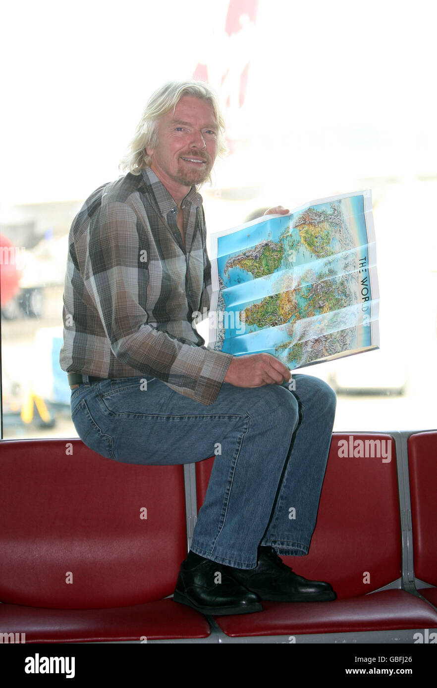 Sir Richard Branson guarda una mappa all'aeroporto di Heathrow, Londra, dopo aver volato per il mondo in 8 giorni dove ha lanciato V Australia. Foto Stock