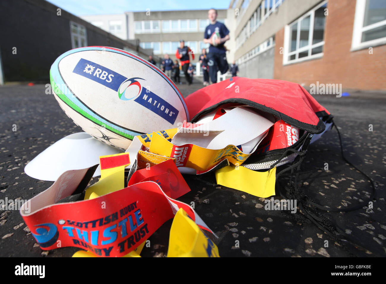 Rugby Union - XL Club iniziativa con Princes Trust e Scottish Rugby - Scuola secondaria Hillpark. Gli allenatori dei Warriors di Glasgow, Steve Swindall, James Eddie e Jon Welsh prendono una sessione di rugby tag alla Hillpark Secondary School di Glasgow. Foto Stock