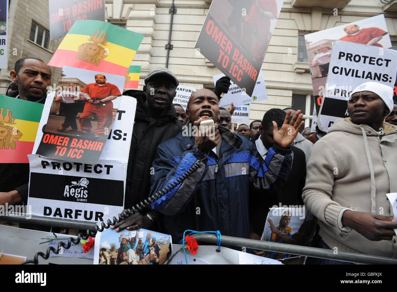Membri della comunità Darfuri in un memoriale per ricordare le vittime del conflitto nel Darfur, al di fuori dell'ambasciata sudanese nel centro di Londra. Foto Stock
