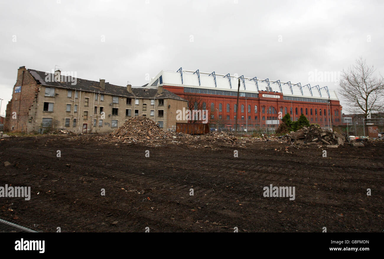 L'ultima delle case viene demolita all'ombra dello stadio Ibrox di Ranger a Glasgow, come parte del processo di riqualificazione della zona. Foto Stock
