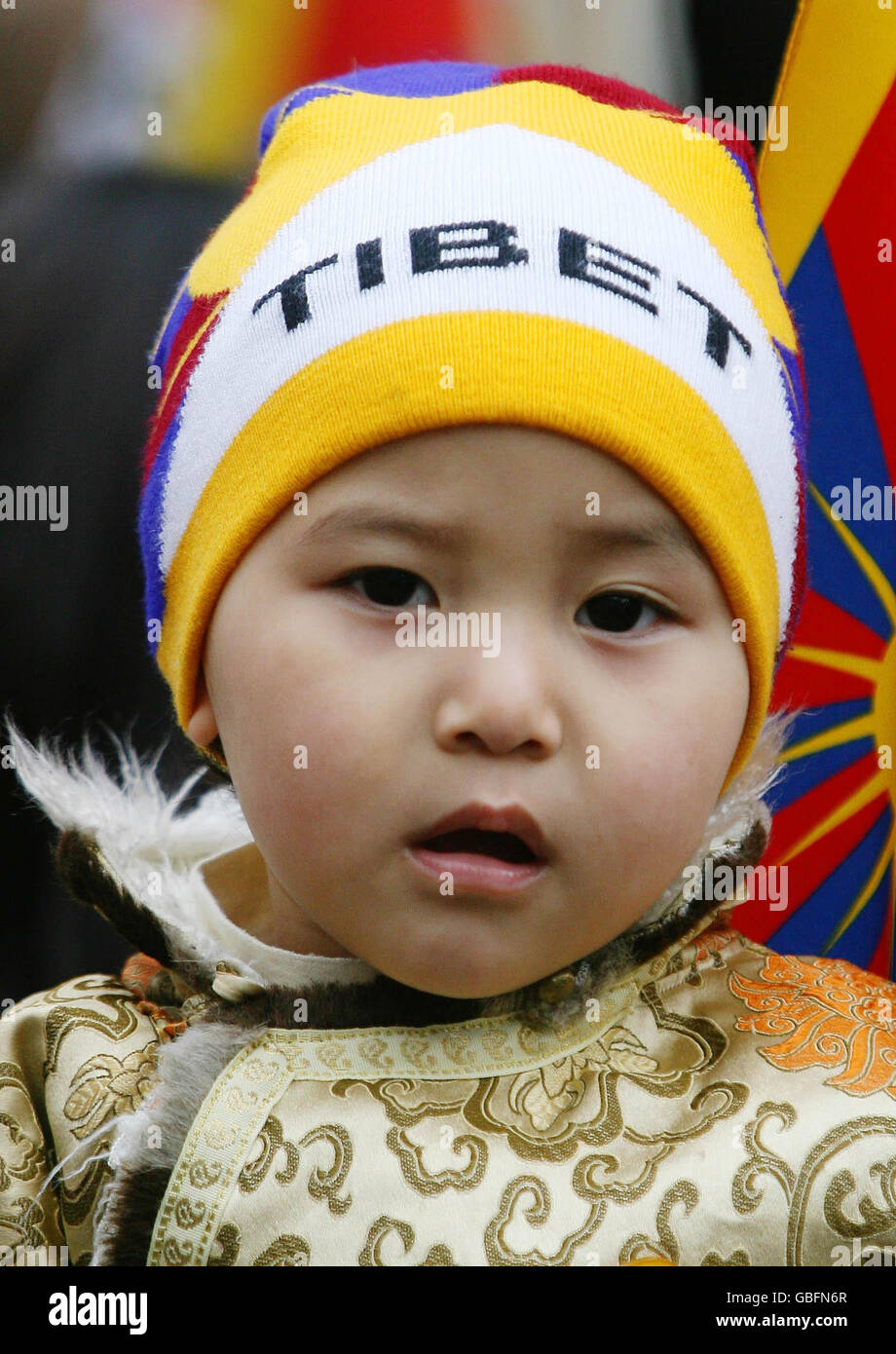 Un bambino si unisce ad un raduno di protesta nel centro di Londra contro le azioni cinesi in Tibet. Foto Stock