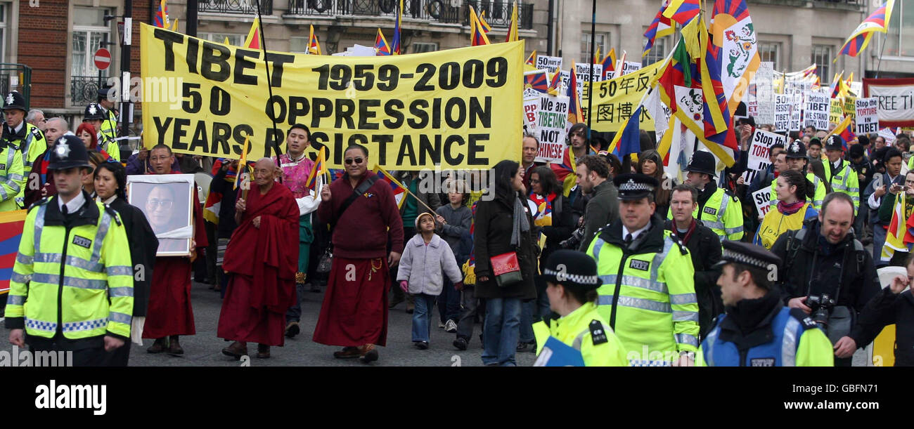 I manifestanti marciano lungo Portland Place, nel centro di Londra, durante una manifestazione di protesta contro le azioni cinesi in Tibet. Foto Stock