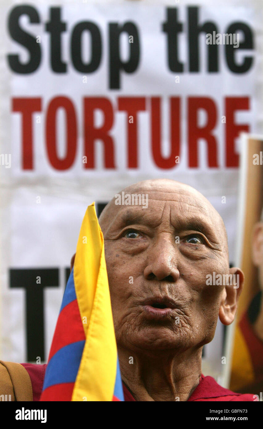 Palden Gyatso, un monaco buddista tibetano ordinato durante un raduno di protesta nel centro di Londra contro le azioni cinesi in Tibet. Foto Stock